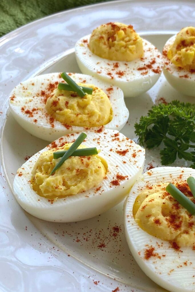 Keto Deviled Eggs (Easy 4 Ingredient Recipe) - The Dinner-Mom